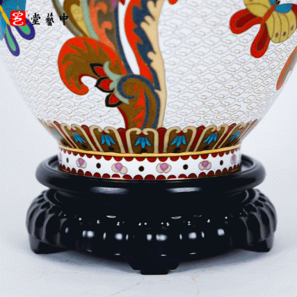 霍铁辉大师匠心之作：《蝶舞双耳瓶》景泰蓝，方寸之间的蝶舞翩跹与生机盎然​