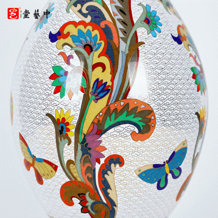 霍铁辉大师匠心之作：《蝶舞双耳瓶》景泰蓝，方寸之间的蝶舞翩跹与生机盎然​