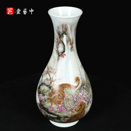 王辉大师制《粉彩事事如意瓶》 | 粉润柔和，瑞兽生动，景致层叠 | 案头陈设，寓意祥瑞