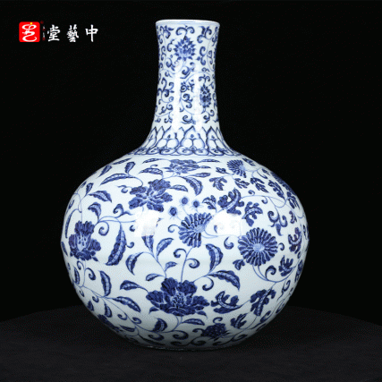 仿明宣德青花缠枝莲天球瓶 | 王辉大师珐琅彩再造官窑重器 | 缠枝莲纹，青花晕散，复刻永宣气象