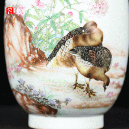 珐琅彩文石花卉冬瓜瓶 | 王辉再造经典陈设雅器，瓶型圆润饱满，花石相映，清供案头