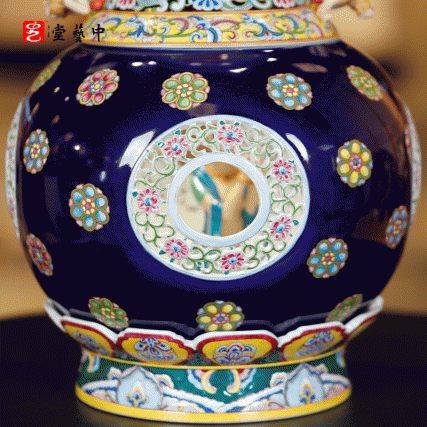 珐琅彩《撒花飞天尊》 | 王辉大师再造敦煌初唐321窟神韵 | 散花飞天环绕，莲窗内塑佛国，千年壁画“活”在瓷上