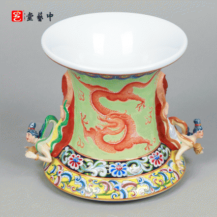 珐琅彩《撒花飞天尊》 | 王辉大师再造敦煌初唐321窟神韵 | 散花飞天环绕，莲窗内塑佛国，千年壁画“活”在瓷上