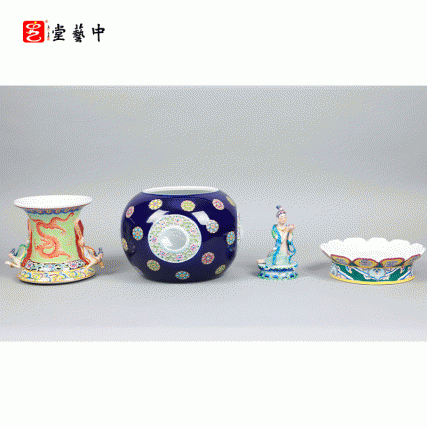 珐琅彩《撒花飞天尊》 | 王辉大师再造敦煌初唐321窟神韵 | 散花飞天环绕，莲窗内塑佛国，千年壁画“活”在瓷上