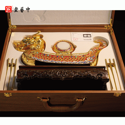 故宫百年首款宫标景泰蓝《龙腾四海》（白玉款）荣耀登场！四大非遗泰斗联袂，与国宝同展，限量首发